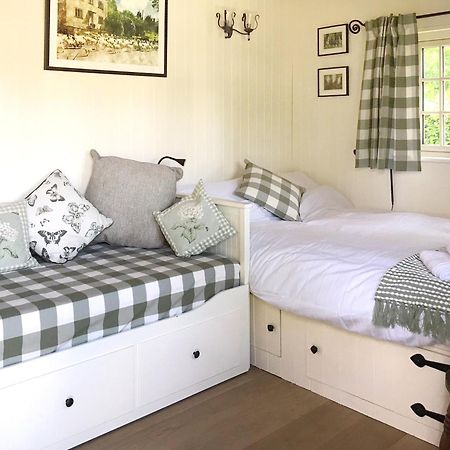 Beautiful Shepherd'S Hut - Lois Weedon Weston  Exterior foto