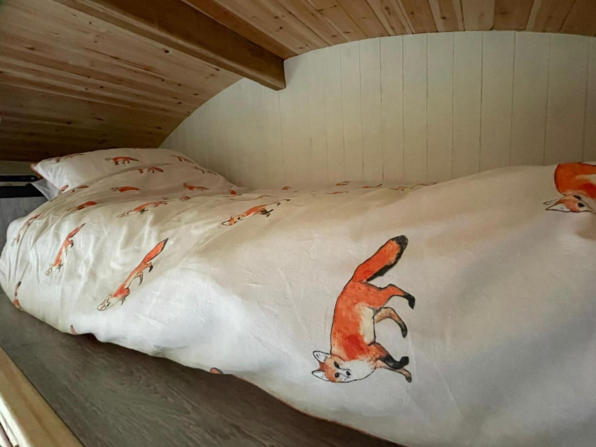 Beautiful Shepherd'S Hut - Lois Weedon Weston  Exterior foto