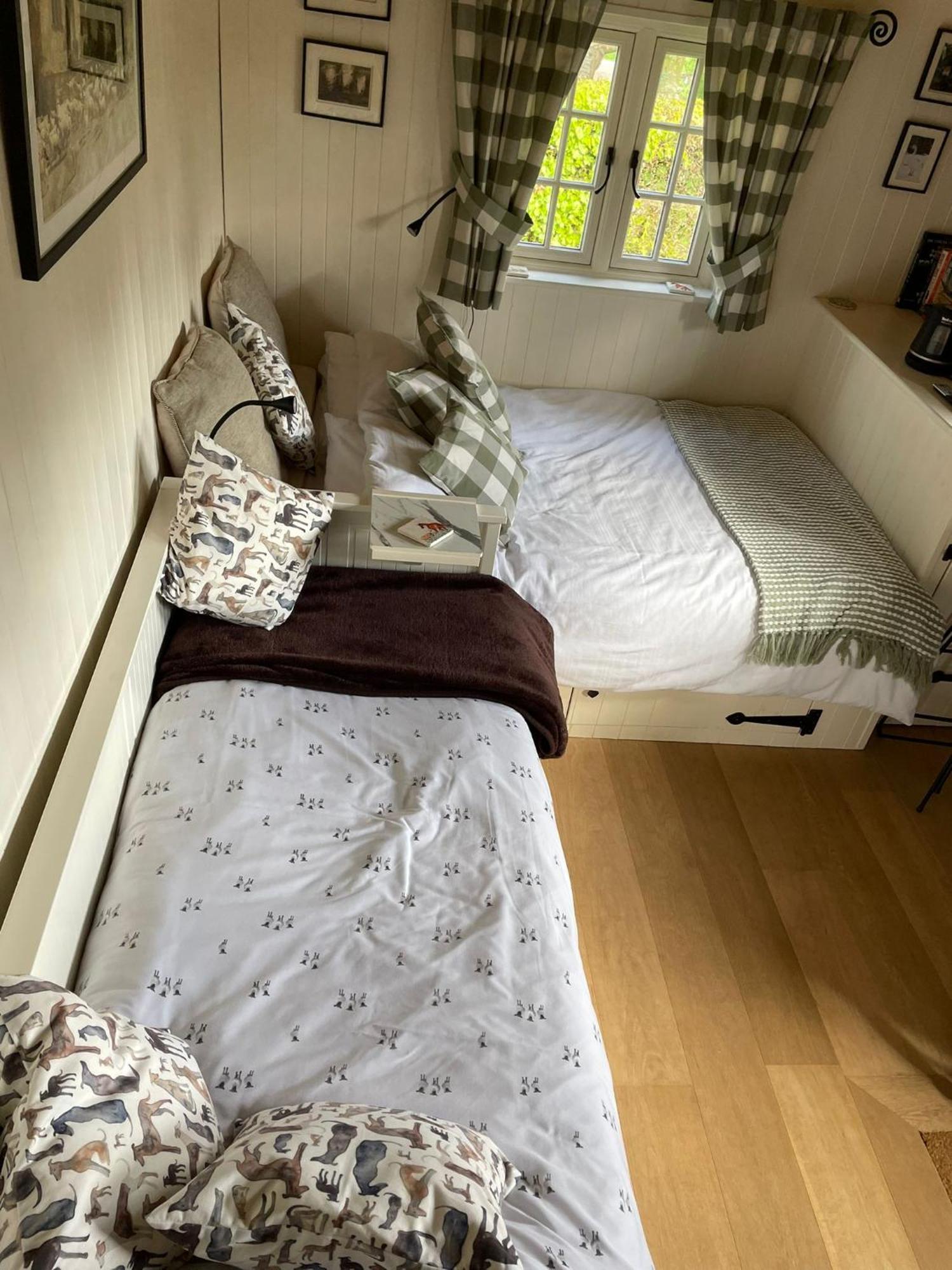 Beautiful Shepherd'S Hut - Lois Weedon Weston  Exterior foto